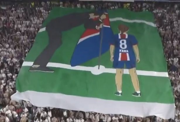 مؤيدو PSG مع تحية لمديرهم ، لويس إنريكي ، وابنته زانا