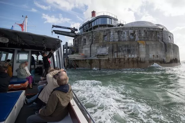 يصل الضيوف على متن قارب في حصن Spitbank ، وهو جزء من Solent Forts وهو معروض للبيع مع Colliers مع حصن No Man. الحصنان هما 