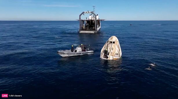 كبسولة Spacex مصورة بعد الهبوط في البحر