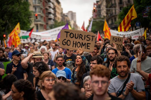 ملف - المتظاهرون يصرخون يصرخون ضد مهرجان فورمولا 1 برشلونة للمشجعين في وسط مدينة برشلونة ، إسبانيا ، الأربعاء ، 19 يونيو 2024 ، خلال احتجاج السكان على السياحة الجماعية. (AP Photo/Emilio Morenatti ، ملف)