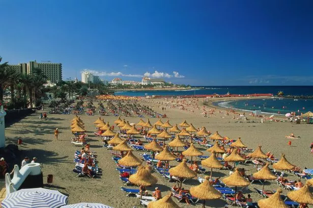 يقع Playa de Las Americas على الساحل الجنوبي لـ Tenerife. عندما يتم دمجه مع Los Cristianos (على بعد ميلين) ، يشكل أكبر مجمع لقضاء العطلات في جنوب الجزيرة. إنه منتجع سياحي جديد نسبيًا تم إنشاؤه من الصفر في عام 1996