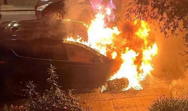 تم إشراف سيارة خارج منزل رئيس الوزراء