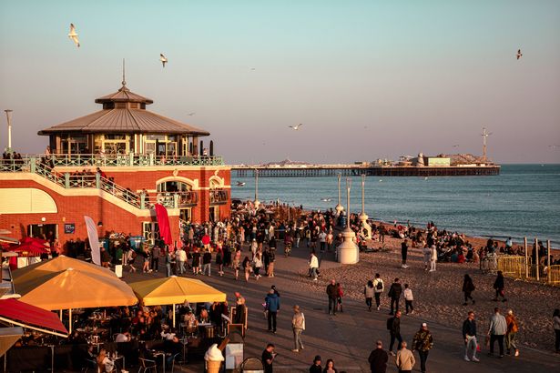 Brighton Beach ، الذي يقع في شرق ساسكس ، إنجلترا ، يطناة مع النشاط عندما تبدأ الشمس في الغرب ، ويلقي بألوان دافئة ساحرة عبر المناظر الطبيعية. الشاطئ على قيد الحياة مع الناس ، والتجول على مهل ، ويستمتع بالجو النابض بالحياة. الطاولات المزينة بالمظلات الملونة تنتشر على الواجهة البحرية ، مما يوفر مساحات مريحة للاسترخاء. في الخلفية ، يمتد البحر الهادئ ، ويقف برايتون الرصيف الفخر ، ويكون بمثابة رمز للسحر الساحلي. تعرض السماء أعلاه قماشًا زرقاءًا فاتحًا واضحة مع ظلال دقيقة من اللون الوردي ، مما يخلق أجواء هادئة وذاتية. عند إكمال المشهد ، ترتفع Seagulls بأمان عبر الهواء ، مما يضيف لمسة من النعمة الساحلية إلى المنظر البانورامي.