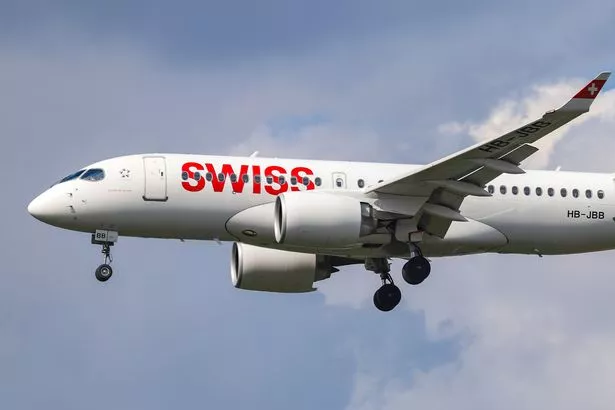 الخطوط الجوية السويسرية Bombardier BD-500 CSERIES CS100 أو Airbus A220-100 كما رأينا في النهج النهائي الذي هبط في مطار لندن هيثرو الدولي LHR EGLL في إنجلترا ، المملكة المتحدة خلال يوم صيفي غائم. تحتوي الطائرة الحديثة على التسجيل HB-JBB و 2X Pratt & Whitney PW1524G Jet محركات وطائرة الاسم كانتون دي جينف. Swiss International Lines LX SWR هي شركة Flag في سويسرا ، المملوكة لمجموعة لوفتهانسا وعضو في مجموعة ستار أفينيفيت. كانت شركة الطيران حامل العميل في جميع أنحاء العالم لـ Canadian Bombardier CS100/CS300 الآن A220 تؤدي على حد سواء على حد سواء على أنها رحلات إقليمية ولكن متوسطة. سويسريون يربطون العاصمة البريطانية بجينيف وزيوريخ وموسمية إلى سيون. (تصوير نيكولاس إيكونو/نورفوتو عبر غيتي إيمايز)