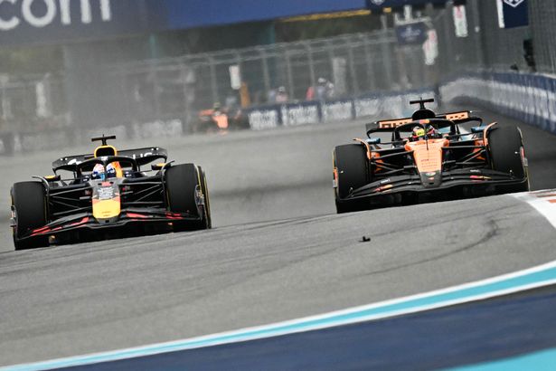 Max Verstappen (L) و Oscar Piastri على المسار الصحيح في ميامي