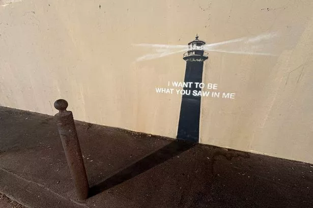 يحاول عشاق Banksy العمل على المكان الذي قام فيه بأحدث أعماله الفنية في العالم 