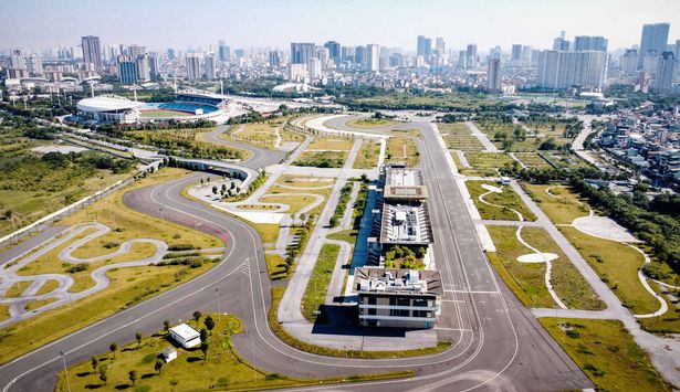 Topshot - تُظهر هذه الصورة الجوية التي التقطت في 11 أكتوبر 2022 مسار سباق Formula One المهجور في Hanoi. - تكمن حلبة سباق Formula One في Hanoi إلى حد كبير حيث تتلاشى آمال في أن تستضيف عاصمة فيتنام سباق الجائزة الكبرى. كان من المقرر أن تظهر المدينة لأول مرة في عام 2020 ، لكن الحدث تم تعليقه بسبب جائحة Covid-19 ولم يظهر Hanoi في تقويم السباق منذ ذلك الحين. (تصوير NHAC Nguyen / AFP) (تصوير NHAC NGUYEN / AFP عبر Getty Images)