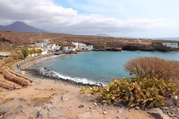 تينيريفي ، جزر الكناري ، إسبانيا - بلدة El Puertito. شاطئ الرمال الأسود من كوستا أديج ساحل.
