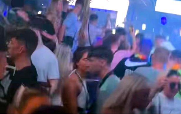 تينيريفي. جاي سلاتر مفقود في تينيريفي. Tik Tok Screen Grab of Jay Slater (مع اعتقاده) Lucy Mae Law في مهرجان NRG للموسيقى مساء الأحد قبل أن يضيع © Stan Kujawa