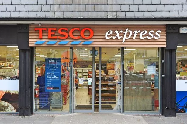 23 أكتوبر 2019 ، براي ، مقاطعة ويكلو ، أيرلندا. مدخل متجر Tesco Express في مدينة براي.