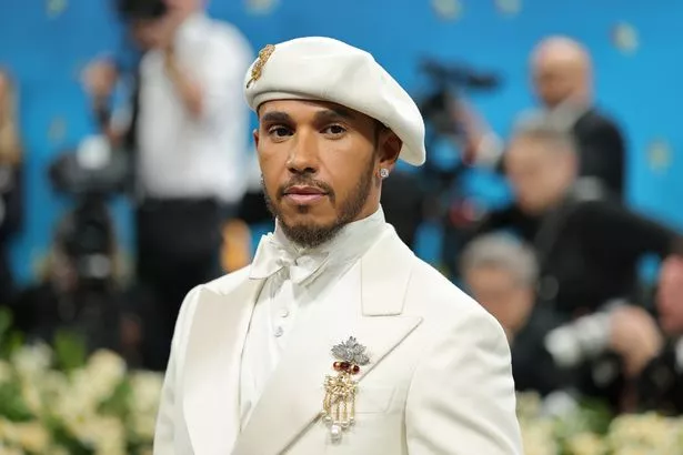 لويس هاميلتون ، الرئيس المشارك لـ Met Gala ، يحضر حفل Met 2025 للاحتفال بـ "Superfine: Thinkoring Black Style" في متحف متروبوليتان للفنون في 05 مايو 2025 في مدينة نيويورك.  