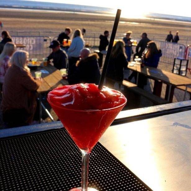 يقدم ساحة الحافلات في Crosby Beach مجموعة من الكوكتيلات