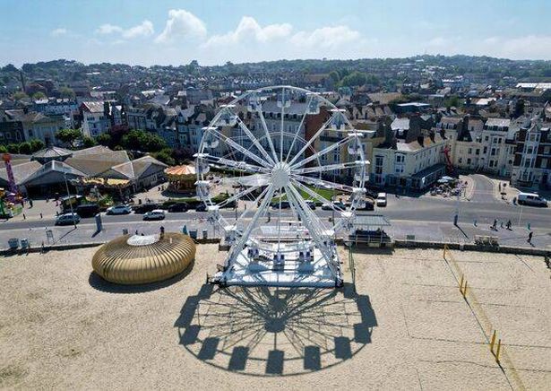 تقع عجلة مراقبة Weymouth بالقرب من الملاهي الأخرى على الشاطئ
