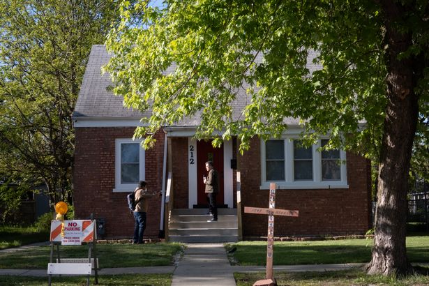 منزل الطفولة المصور بشجرة ضخمة في الخارج 