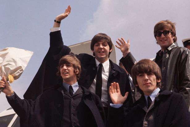2 يوليو 1964: The Beatles ، John Lennon ، George Harrison (1943 - 2001) ، Paul McCartney و Ringo Starr ، في الصورة عند وصولهم إلى لندن بعد جولة في أستراليا. (تصوير فوكس صور/غيتي الصور)