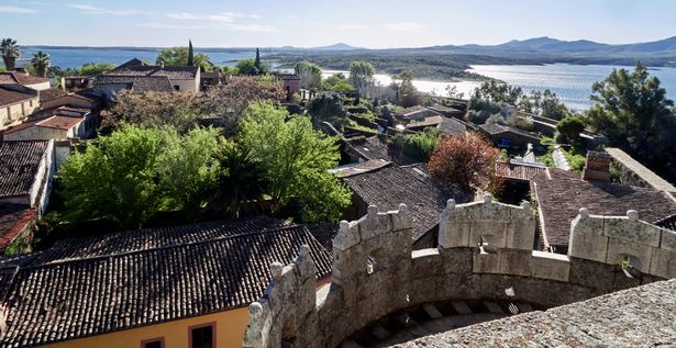 إسبانيا ، Extremadura ، مقاطعة Caceres ، شارع قرية Granadilla المحصنة ، المهجورة في الستينيات بسبب بناء خزان Gabriel Y Galan. أحاطت المياه بالمدينة وغربت جميع طرق الوصول ولكن واحدة. أعلن 