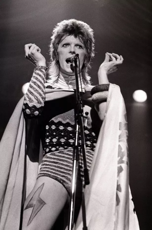 هذه صورة PA لديفيد Bowie أداء Ziggy Stardust. انظر PA ميزة الفخر الأزياء. تحذير: يجب استخدام هذه الصورة فقط لمرافقة فخر الأزياء في PA.