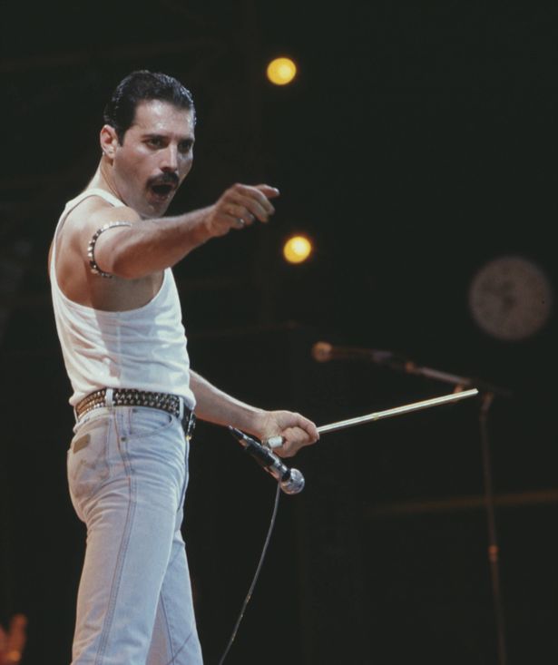 هذه هي صورة PA لفريدي ميركوري على المسرح خلال حفل Live Aid في عام 1985 ، انظر PA Mission Fashion Pride. تحذير: يجب استخدام هذه الصورة فقط لمرافقة فخر الأزياء في PA.