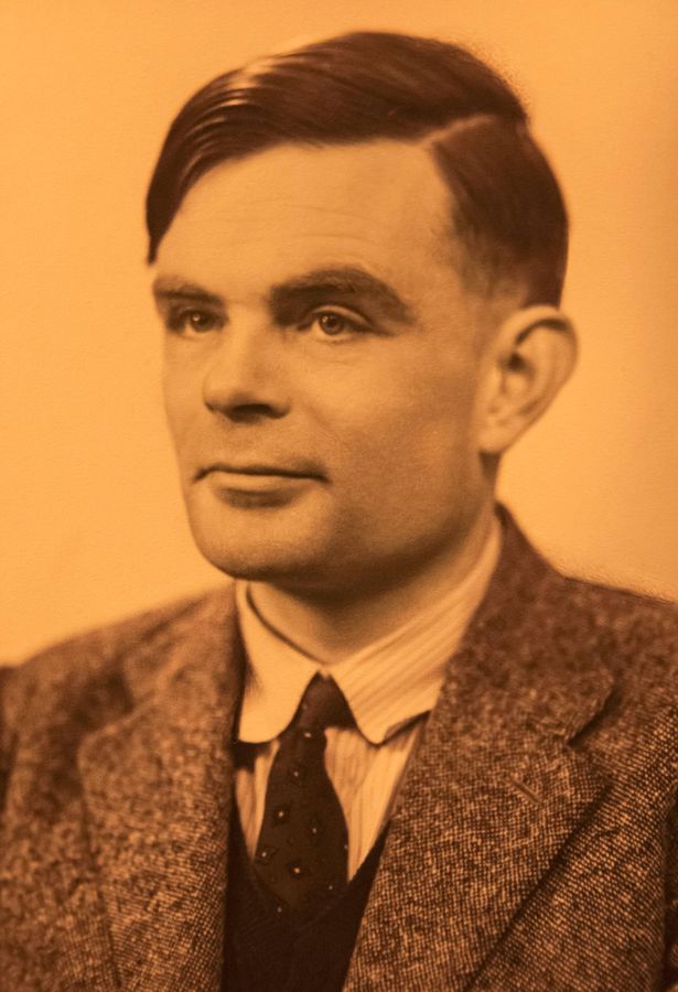 هذه صورة مخزنة لـ Alan Turing في عام 1951. انظر PA ميزة Fashion Pride. تحذير: يجب استخدام هذه الصورة فقط لمرافقة فخر الأزياء في PA.
