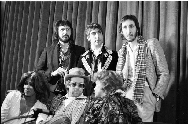   (Top Row ، LR) عازف الجيتار John Entwistle ، عازف الدرامز Keith Moon وعازف الجيتار Pete Townshend من فرقة موسيقى الروك آند رول "The Who"