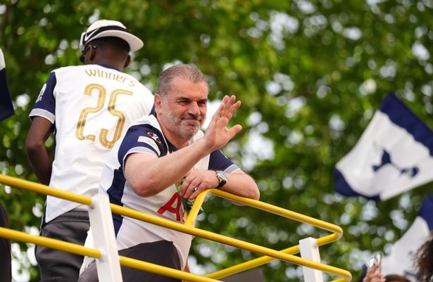 Ange Postecoglou يلوح للجماهير