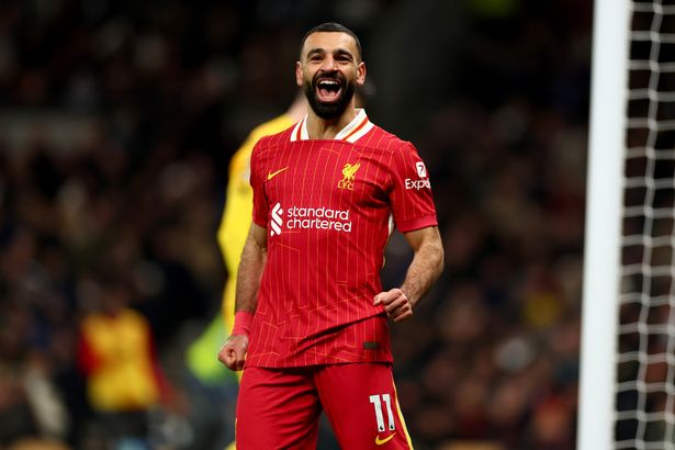 محمد صلاح يحتفل بهدف ليفربول