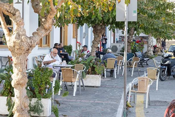 الناس في القهوة في جزيرة إيكاريا. يوم الخريف المشمس في قرية Evdilos في Ikaria. المنظر البانورامي لقرية الصيد الخلابة التقليدية مع القوارب الخشبية في الميناء ، واحدة من أكثر وجهة العطلات شعبية في جزيرة إيكاريا اليونانية التي تقع في بحر إيجه. تشتهر جزيرة إيكاريا المتوسطية بطول العمر والاتصال الإنساني وأسلوب الحياة المبسط البديل أقرب إلى الطبيعة. تقع مستوطنة Evdilos في شمال الجزيرة وتم تصميمها في جميع أنحاء الخليج الطبيعي. تم بناء Evdilos بعد عام 1830 ، عندما توقف الخوف من القراصنة عن المداهمة. في الوقت الحاضر ، يعيش حوالي 500 نسمة هنا بينما يشارك معظمهم في الصيد والسياحة. تتألف القرية من الأزقة الخلابة والقصور التقليدية والمباني الكلاسيكية الجديدة ذات الهندسة المعمارية الفريدة. شوارع مزخرفة من قبل العديد من الزهور والحدائق ذات الدقة. يعتبر Evdilos منتجعًا سياحيًا شهيرًا. تتوفر أماكن إقامة مثل الفنادق والغرف التي تسمح بها والشقق والمقاهي والبارات والأسواق الصغيرة والبنوك وتأجير السيارات وحانات الأسماك الممتازة والمطاعم من بين المتاجر الأخرى في Evdilos. لا يوجد شاطئ في Evdilos باستثناء بقعة صغيرة من الرمال والحصى بالقرب من الميناء ، وتستخدم في حمامات الشمس والسباحة من قبل السكان المحليين والسياح ، لكن الشواطئ الرملية الكبيرة والخلجان موجودة في مكان قريب. جزيرة إيكاريا ، اليونان في نوفمبر 2022 (تصوير نيكولاس إيكونو/نورفوتو عبر غيتي إيمايز)