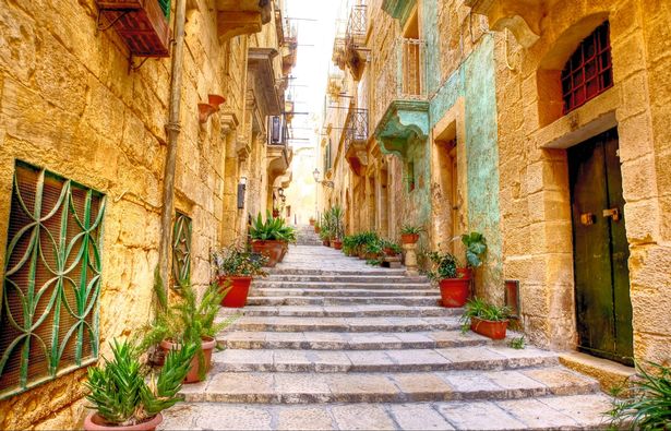 شارع ضيق نموذجي مع سلالم في مدينة فاليتا في جزيرة مالطا
