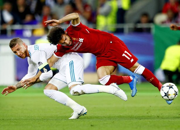 سيرجيو راموس من CF Real Madrid ، محمد صلاح من ليفربول FC خلال نهائي دوري أبطال أوروبا UEFA بين ريال مدريد وليفربول في 26 مايو 2018 على ملعب NSC Olimpiyskiy في كييف ، أوكرانيا