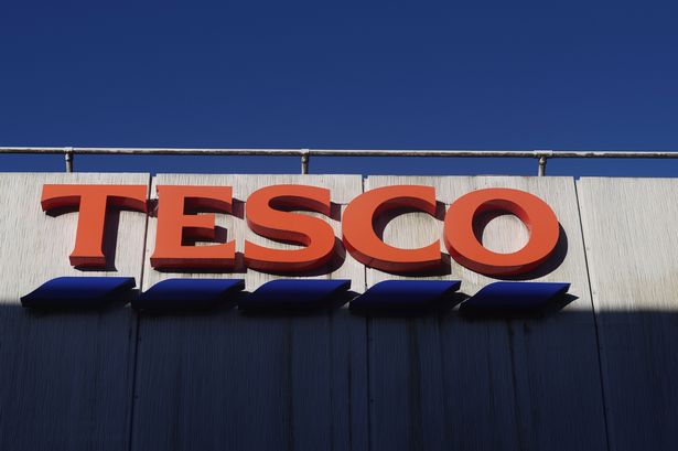   يتم عرض علامة Tesco خارج أحد متاجرها 