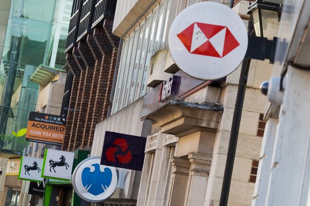 علامات خارج فروع لبنك Lloyds Banking Group Plc ، وبنك بنك باركليز ، وبنك مجموعة Natwest Group Plc و HSBC Holdings Plc Bank في Staines ، المملكة المتحدة ، يوم الجمعة ، 12 فبراير ، 2021. لقد نما الاقتصاد المملكة المتحدة بوتيرة متوقعة في الربع الرابع ، مما يدل على علامات المرونة على تقييد Coronavirus في نهاية العام. المصور: كريس راتكليف/بلومبرج عبر غيتي إيم.