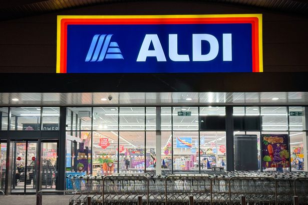 Portishead ، United Kingdom - 11 نوفمبر: يدخل المتسوقين فرعًا من متاجر التجزئة في السوبر ماركت الميزانية Aldi في 11 نوفمبر 2023 في Portishead ، إنجلترا. اكتسبت التجزئة الألمانية في عام 1946 شعبية مع المتسوقين من محلات البقالة في المملكة المتحدة. (تصوير مات كاردي/غيتي إيموكيز)