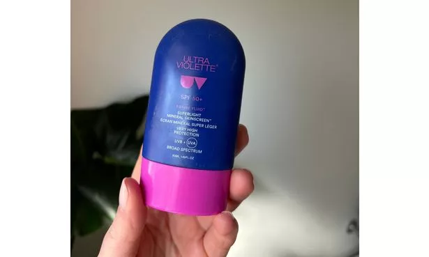 لورا التي تعقد فائقة فيوليت السائل SPF50+ Superlight Super Mineral Skinsceren