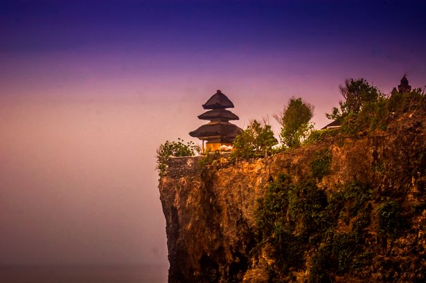 صورة معبد Uluwatu في بالي عند غروب الشمس