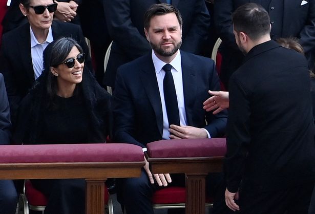 التقى Volodymyr Zelensky JD Vance في روما يوم الأحد