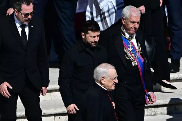 صفق Zelensky في جنازة البابا 