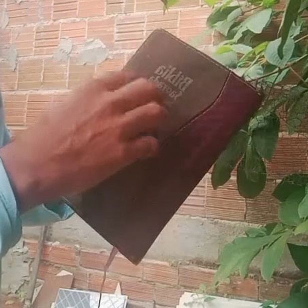 صورة لأنتونيو روشا دي سوسا تحمل الكتاب المقدس 