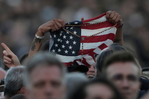 يلوح العلم الأمريكي بعد انتخاب البابا ليو الرابع عشر ، في الفاتيكان ، الخميس ، 8 مايو 2025. (AP Photo/Andrew Medichini)