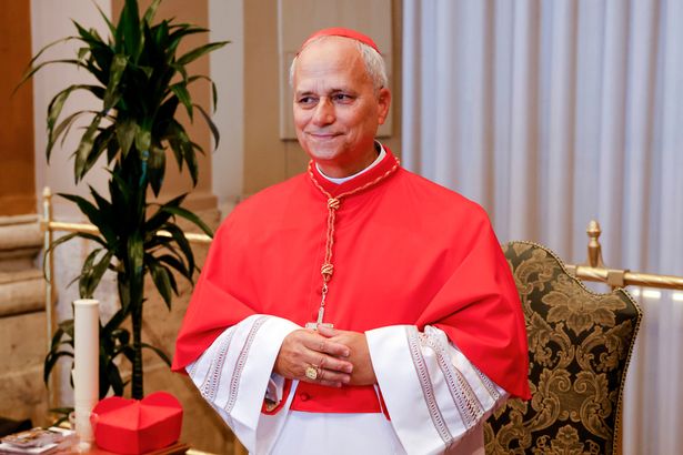 ملف - الكاردينال روبرت فرانسيس بريفوست الجديد ، محافظ Dicastery for Bishops ، يطرح صورة في نهاية المؤسسة حيث رفع البابا فرانسيس 21 من الكرادلة الجديدة في ساحة سانت بطرس في الفاتيكان ، السبت ، 30 سبتمبر ، 2023. (AP Photo/Riccardo de ، ملف)