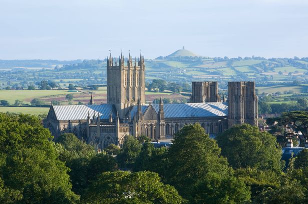 منظر لكاتدرائية ويلز عبر مستويات سومرست باتجاه Glastonbury Tor في المسافة