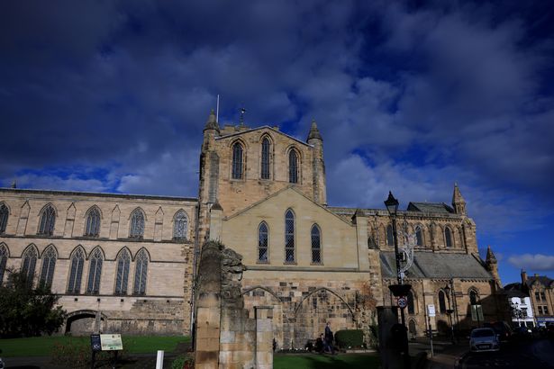 منظر عام لـ Hexham Abbey من الخارج في يوم قاتم