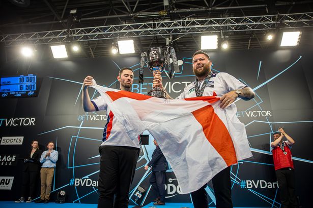 يحتفل Luke Humphries و Michael Smith بعد فوزه على النمسا في نهائي كأس العالم للهبة