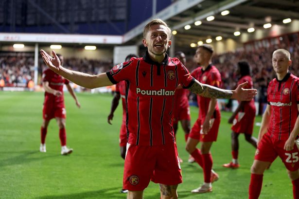 تحتفل تشارلي لاكين من والسال بتسجيل هدف فريقهم الأول في المباراة خلال مباراة مباراة نصف النهائي في الدور نصف النهائي في الدور نصف النهائي ضد تشيسترفيلد