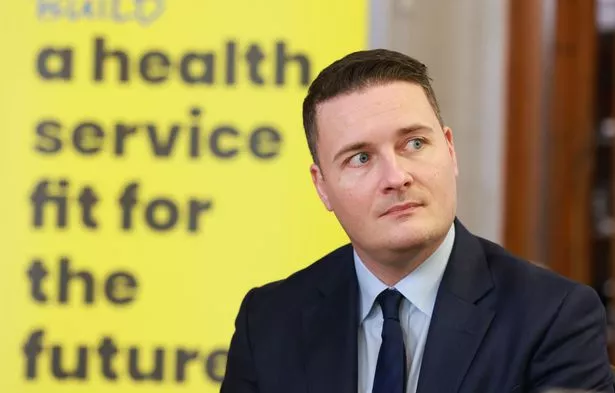 يزور Wes Streeting مركزًا للمجتمع رسميًا لإطلاق مبادرة حكومية جديدة لمنع اعتلال الصحة بين عمال NHS. سيدعم برنامج الألم المشترك في Nuffield Health عمال NHS من خلال ظروف مشتركة مزمنة وطويلة الأجل مثل التهاب المفاصل ، مما يساعدهم على استعادة نوعية حياتهم والتركيز على تخفيض قوائم الانتظار.