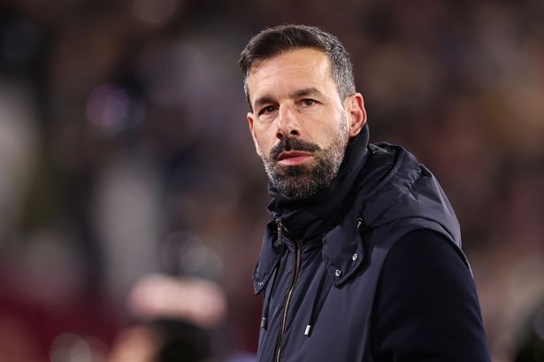 Ruud van Nistelrooy يشاهد فريقه في ليستر سيتي