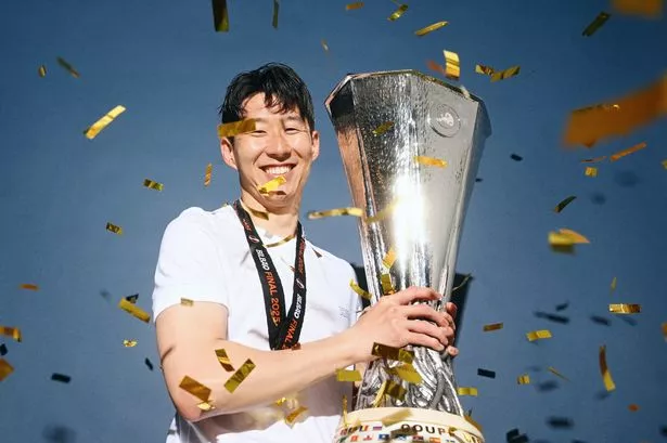 الابن هيونغ مين مع كأس دوري أوروبا