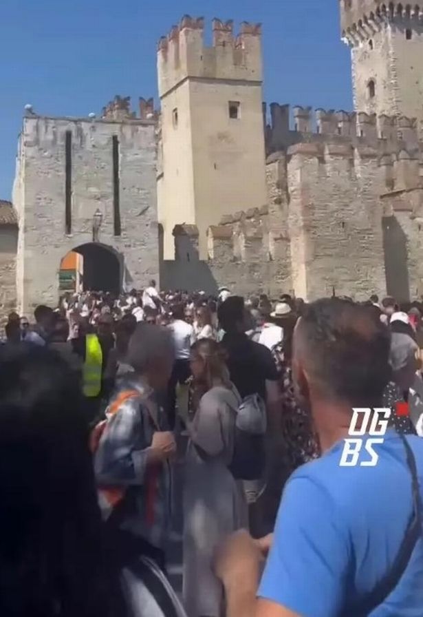 الآلاف من السياح الذين شاهدوا في الشوارع في سيرميون