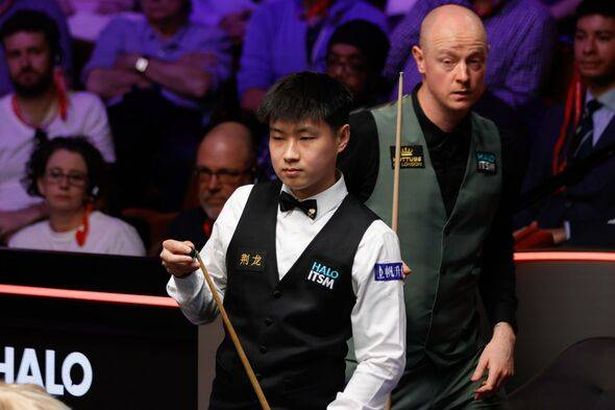 Zhao Xintong in Action vs Chris Wakelin