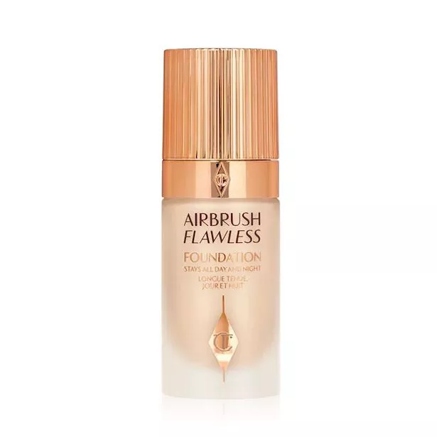 عادةً ما تقوم شركة Charlotte Tilbury's Airbrush Flawlible بتجارة التجزئة مقابل 39 جنيهًا إسترلينيًا