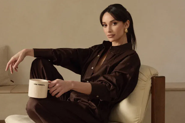 امرأة تشرب القهوة الأوساخ من القدح